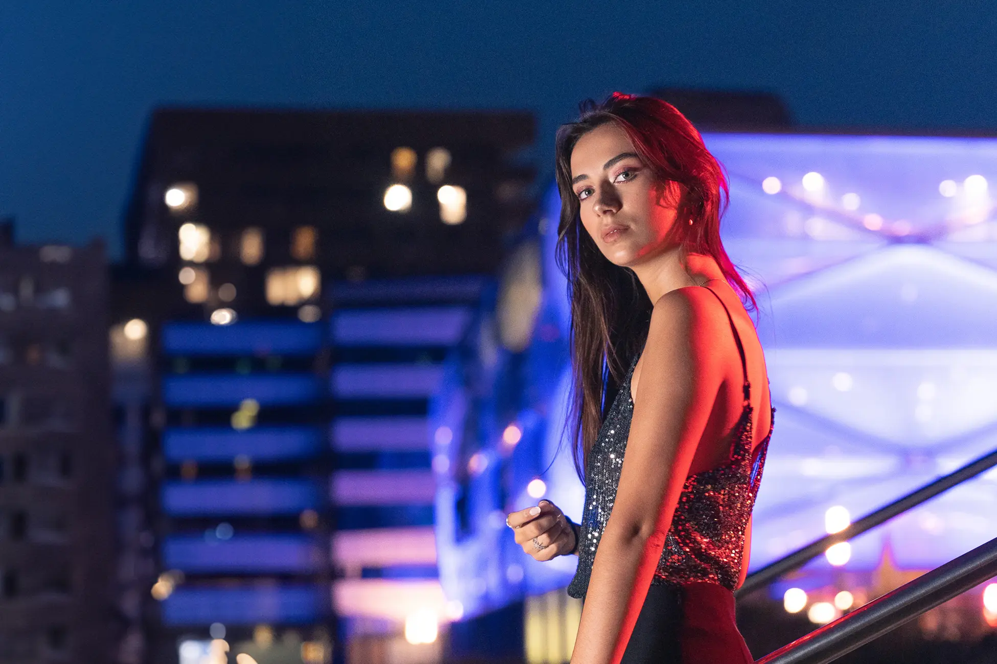 Portrait de nuit à Montpellier – modèle devant le Nuage à Port Marianne, photo signée Orelfly photographe