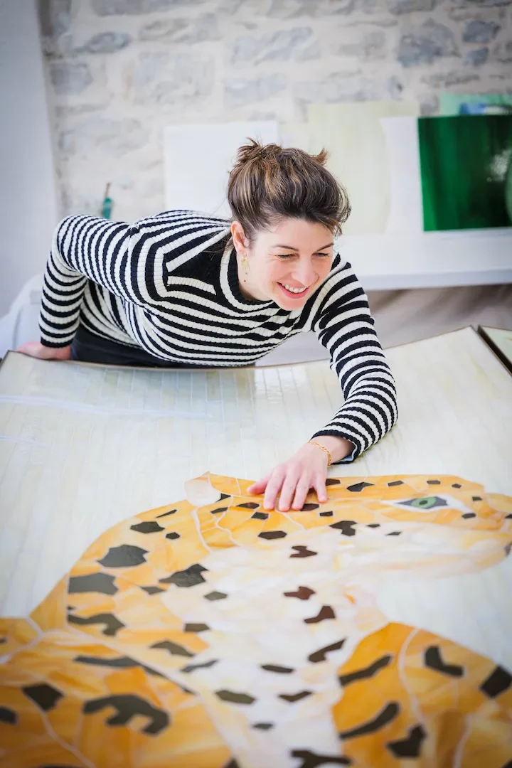Portrait en situation de Myriam Hubert, artisane d’art spécialisée en marqueterie à Nîmes